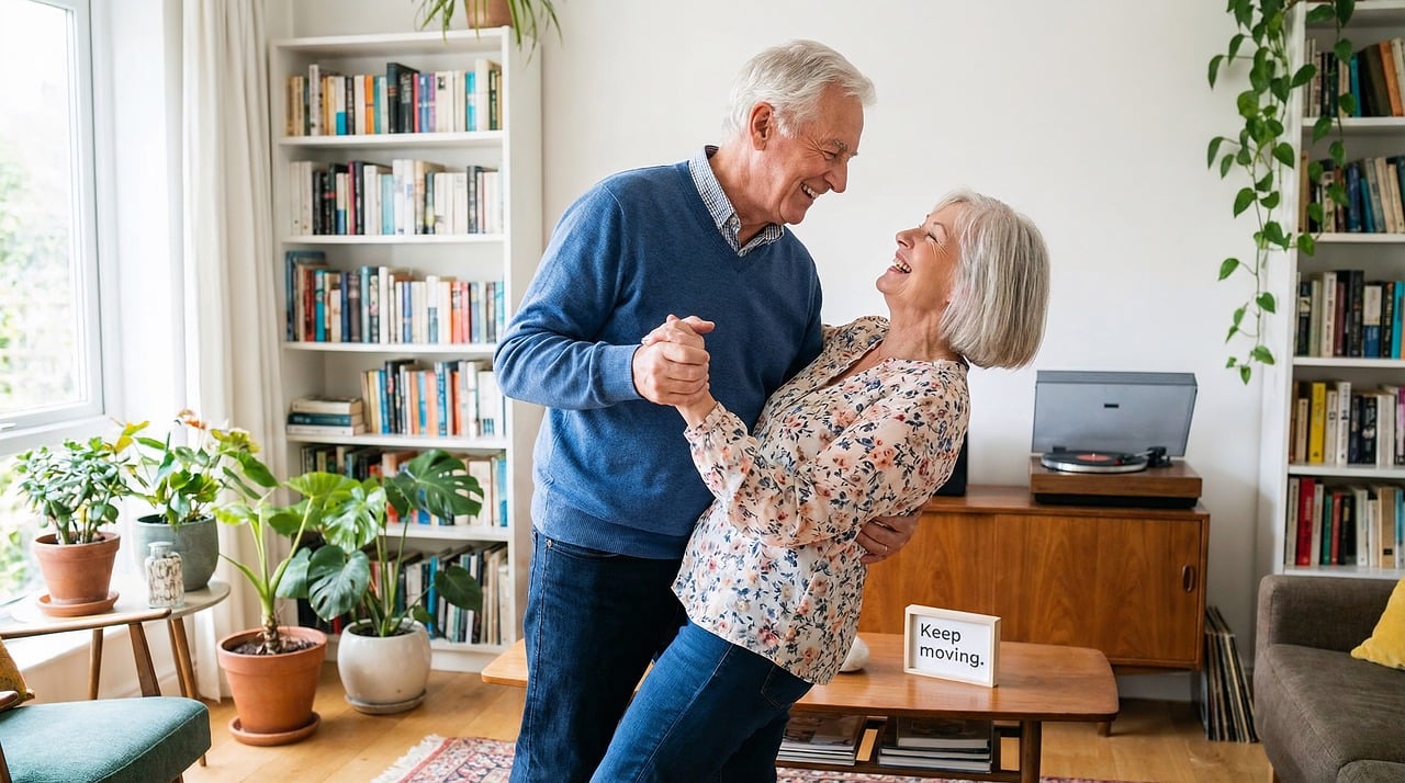 Couple de seniors complices dansant dans leur salon — Octopouce préserve leur autonomie au quotidien